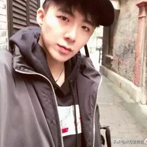 终于明白刘宇宁为什么工作这么拼命，查了一下他的背景。首先发现了一个重大细节，他自