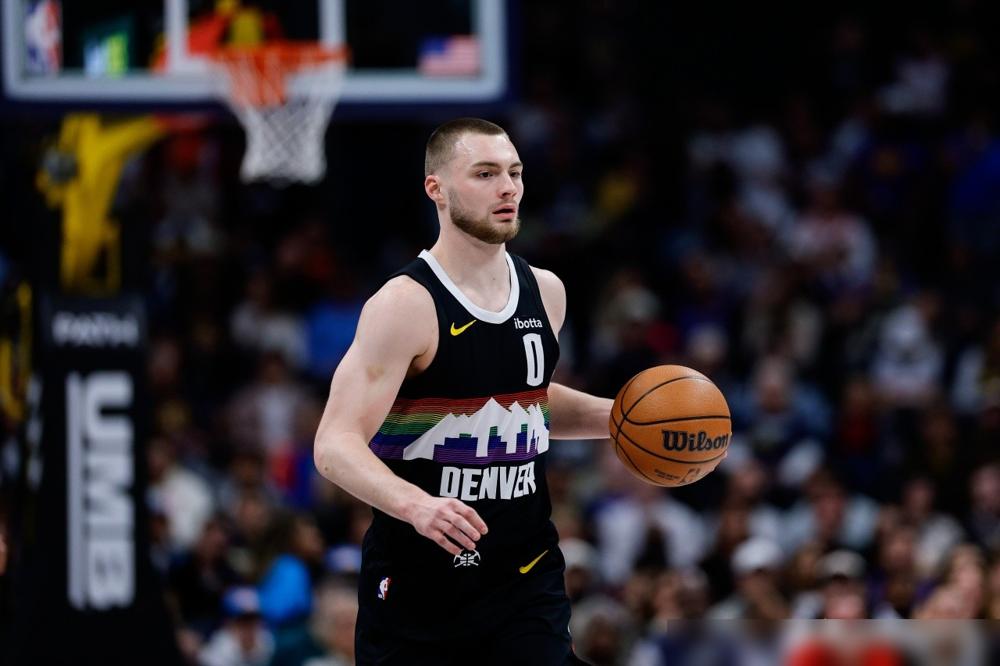 拿1.25亿续约后，布劳恩数据全崩了。上赛季是掘金进步最快的球员，76场首发