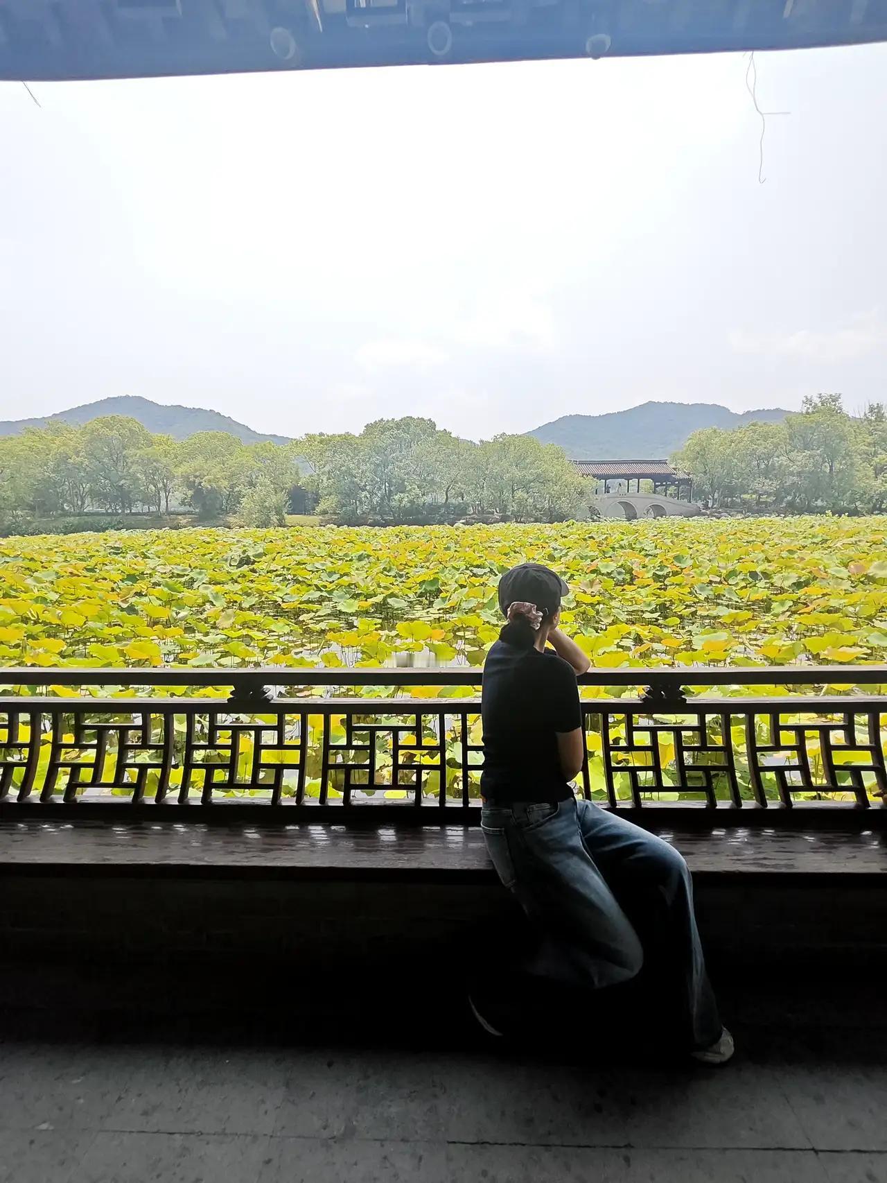 湘湖总是被杭州人介绍为西湖的姊妹湖。因为湘湖跟西湖面积差不多，分别在钱江两岸。