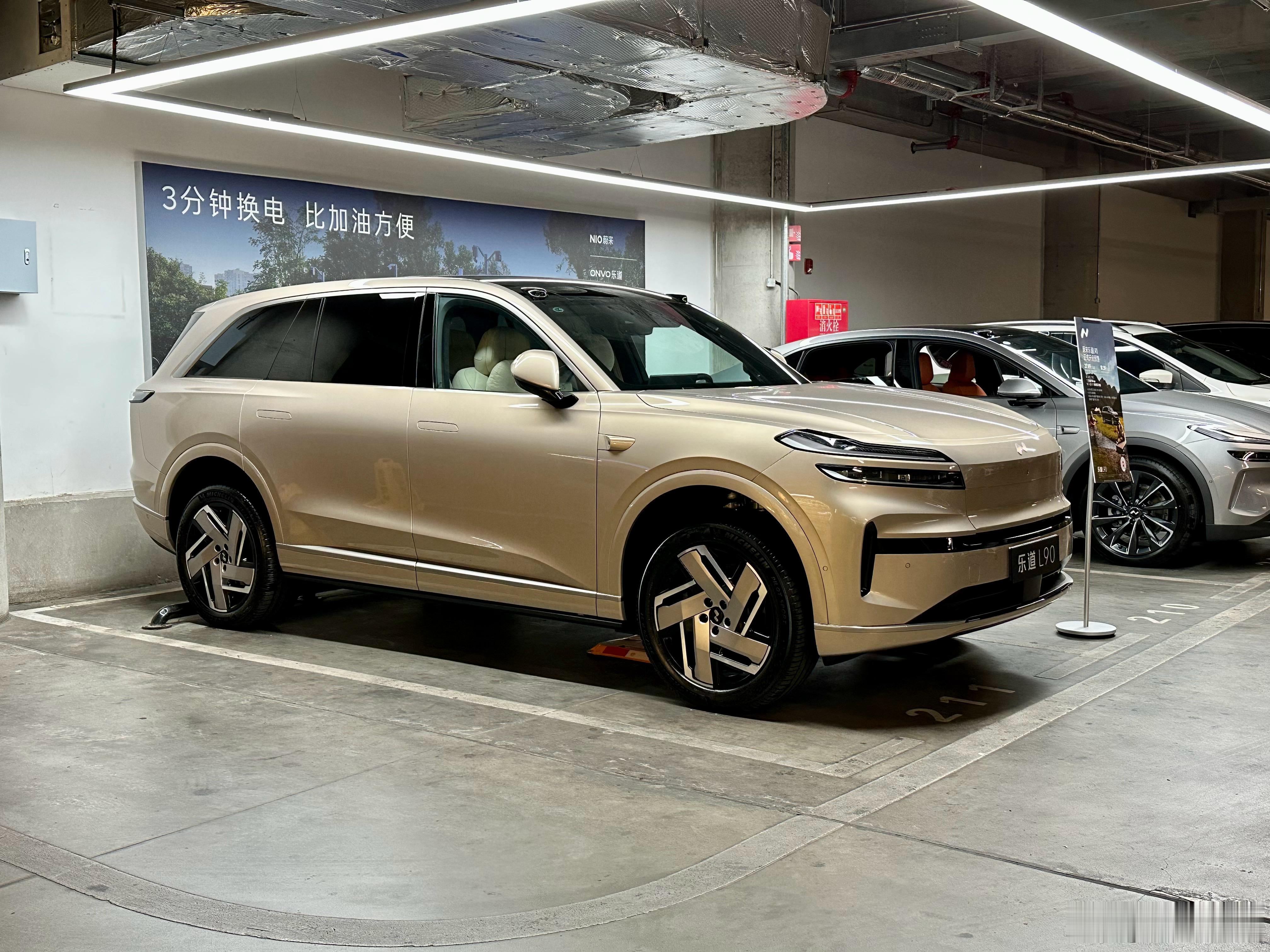 翻到个去年7月的照片，在宜家第一次见到乐道L90实车，当时感觉非常高大，便问旁边