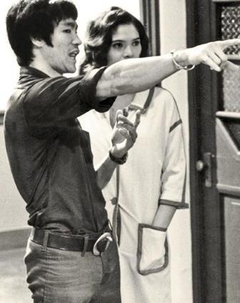 当年李小龙曾和梁小龙前妻合影过，帅哥美女好养眼。梁小龙前妻好高，差不多和李小龙一