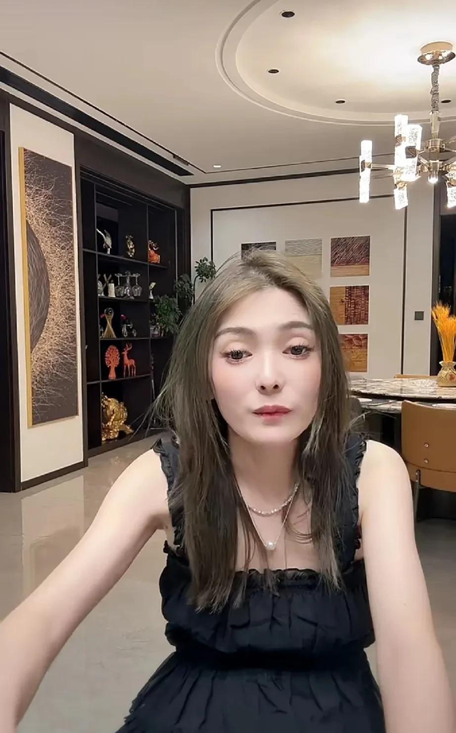 宁愿选择“净身出户”也要和老狗分手的白雨,昨晚拿小号开播，称自己独自带着三个孩子