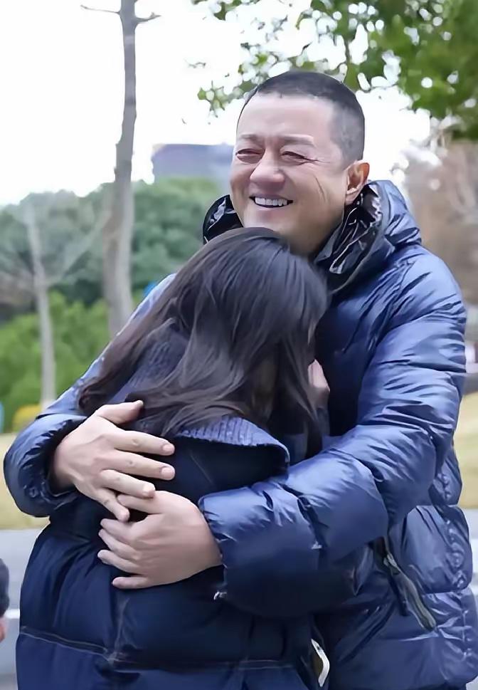 最近网上疯传一个视频，54岁的李亚鹏在四川北川街头，和一个姑娘抱头痛哭，泪水止不