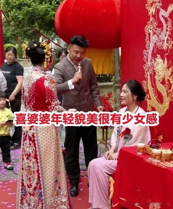 安徽婚礼上粉色婆婆惊艳全场低头浅笑间迷倒摄影师新娘子都被比了下去红“囍”映