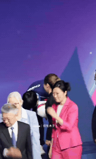 颁奖仪式结束后，刘诗雯忍不住拍拍莎莎，跟莎莎握握手，莎莎笑着和枣姐握手，枣姐也是