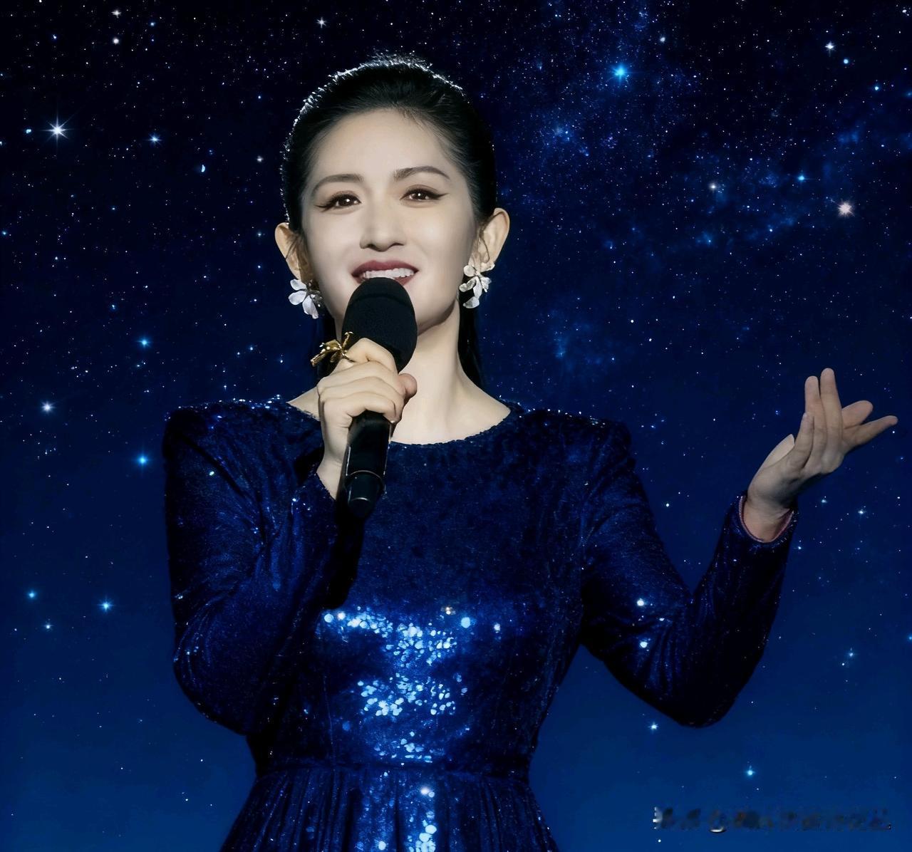 谢娜央视秋晚首秀炸了！大红礼服破“疯癫”标签，央视这步破圈棋走对了谁能想到