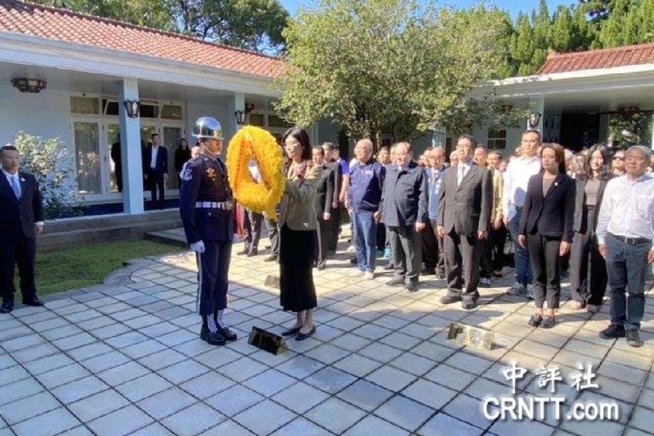 11月24日，新加坡《联合早报》报道:“郑丽文周一赴桃园慈湖、头寮陵寝谒陵两蒋，