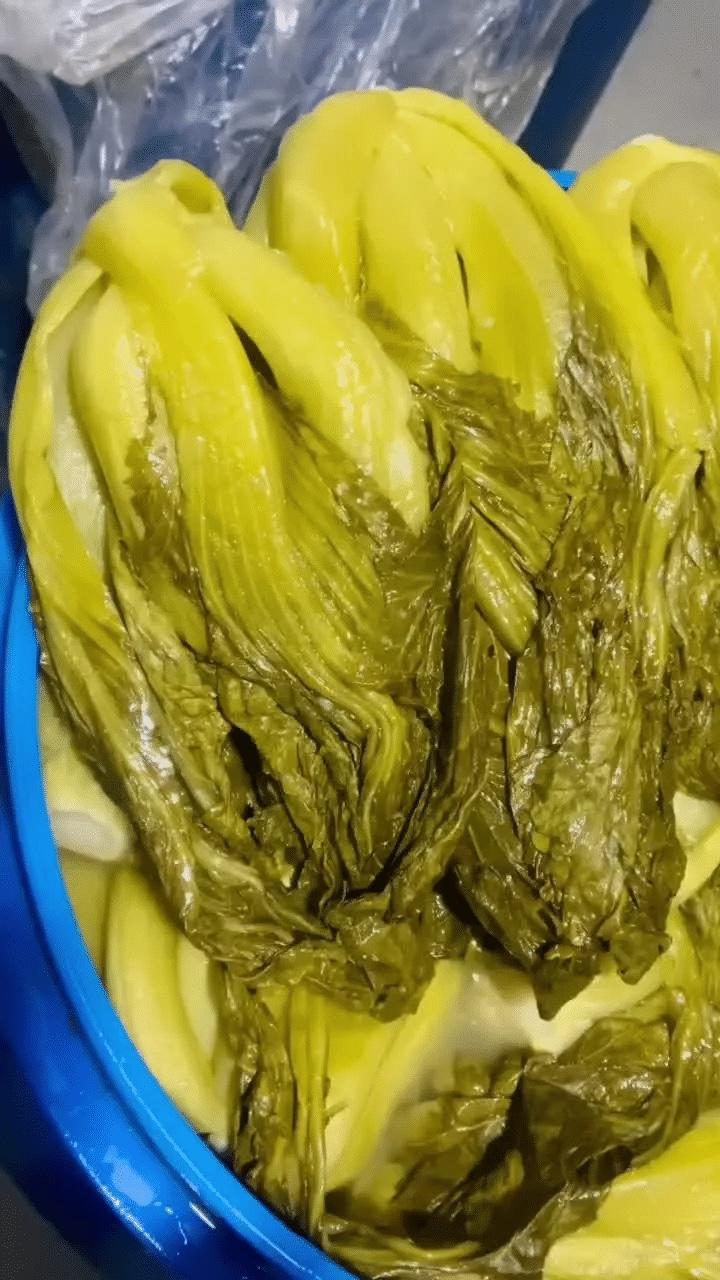 咱老百姓买菜做饭，最看重的就是个干净卫生，尤其是酸菜这种直接下饭、凉拌的食材，谁