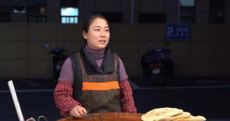 “没人敢娶！”安徽，2022年，一33岁女子卖烧饼每天4点半起床，11点睡觉，每