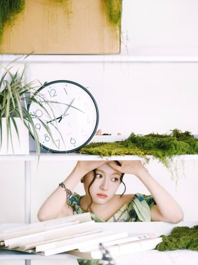 绿色斜肩裙、化身时髦职场女郎——李兰迪。每日明星美图分享浪姐