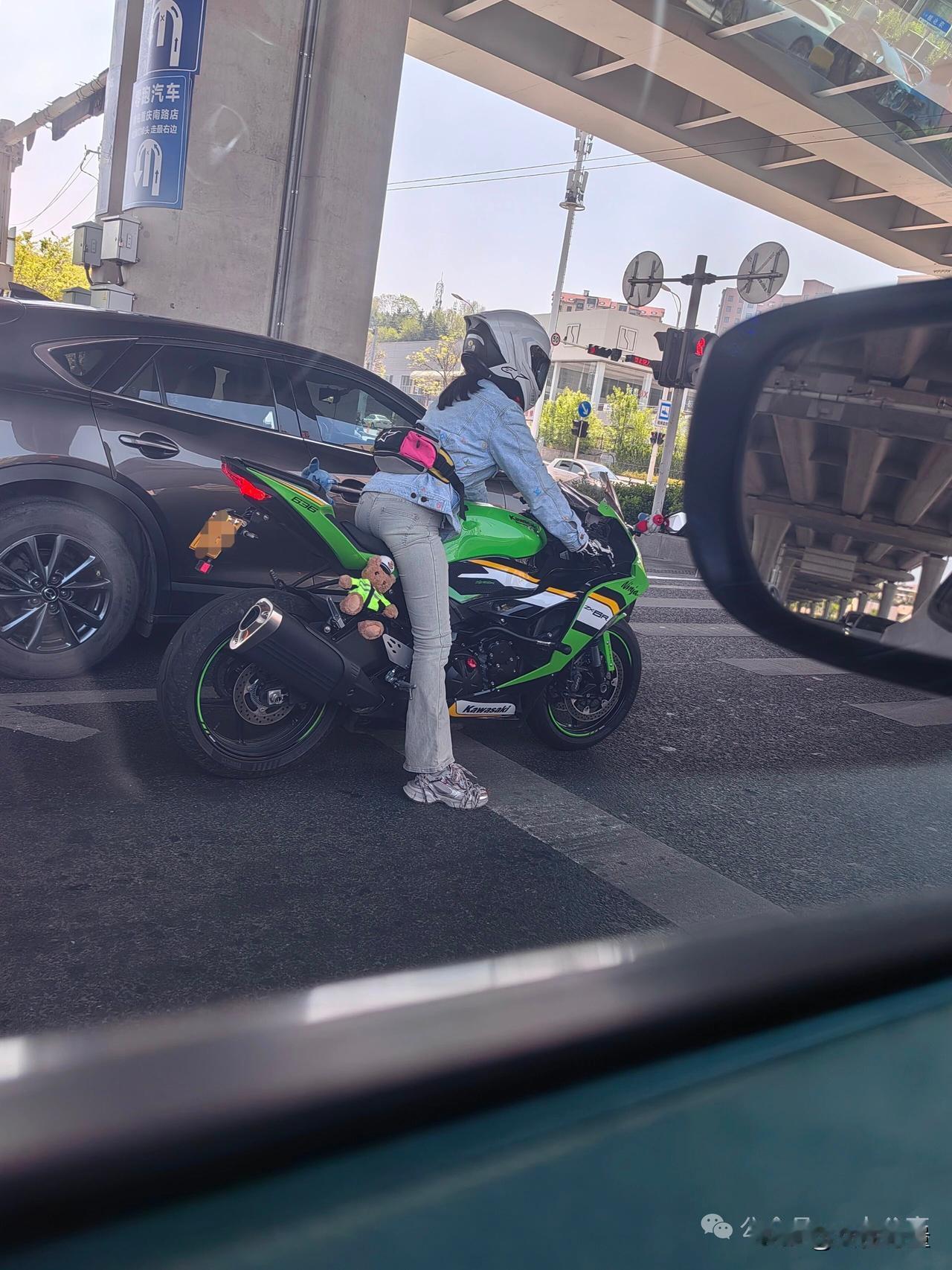 隔着玻璃羡慕了一整天，姑娘的一身值多少钱