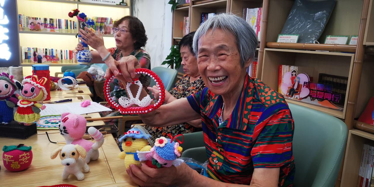 晒晒你的原创摄影作品做手工的奶奶，老有所为，老有所乐！