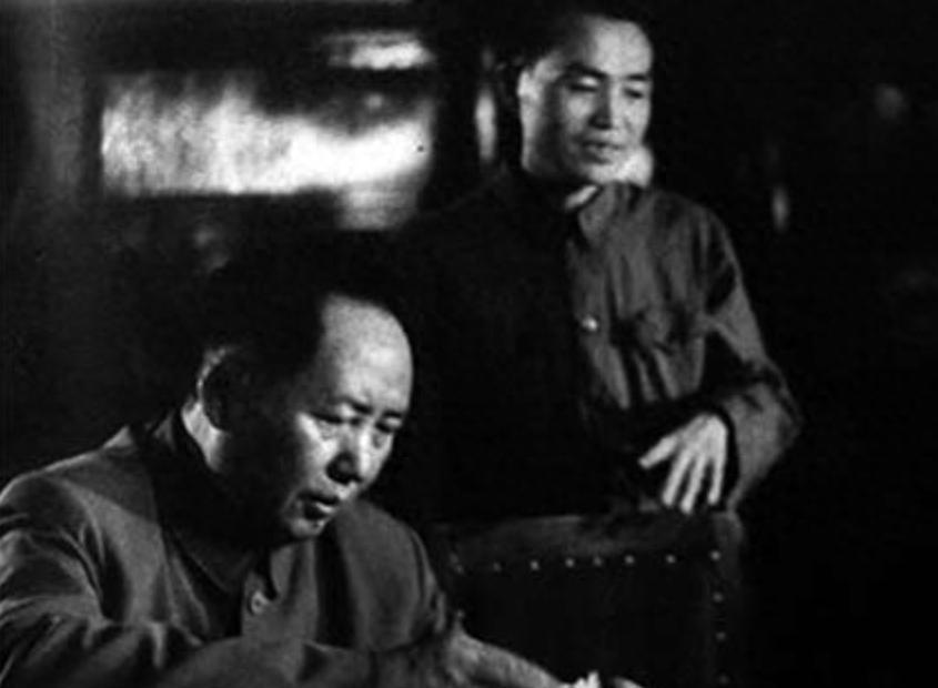 毛主席亲自批示人民日报采用胡乔木初稿，胡乔木却为如何向刘少奇交代感到为难195