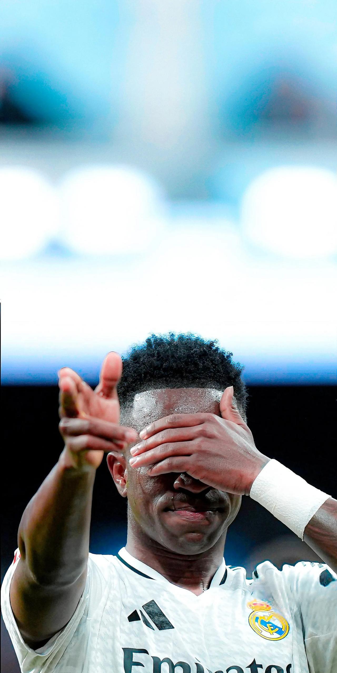 硬气！不愧是名帅！阿隆索是一点也不惯着维尼修斯！要不乖乖从更衣室回来，要不以后就