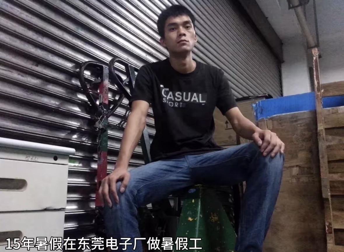 距离高考前三天，唐尚珺发千字文《如今的你》感慨高考季心底总会翻涌万千思绪。穷