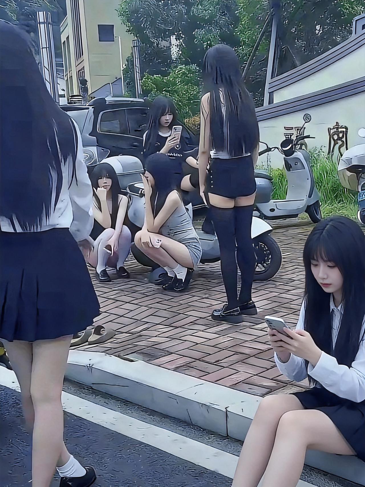 路过技校，门口一群小姑娘扎堆蹲地上，光顾着打扮摆拍。年纪轻轻，正是学手艺的时