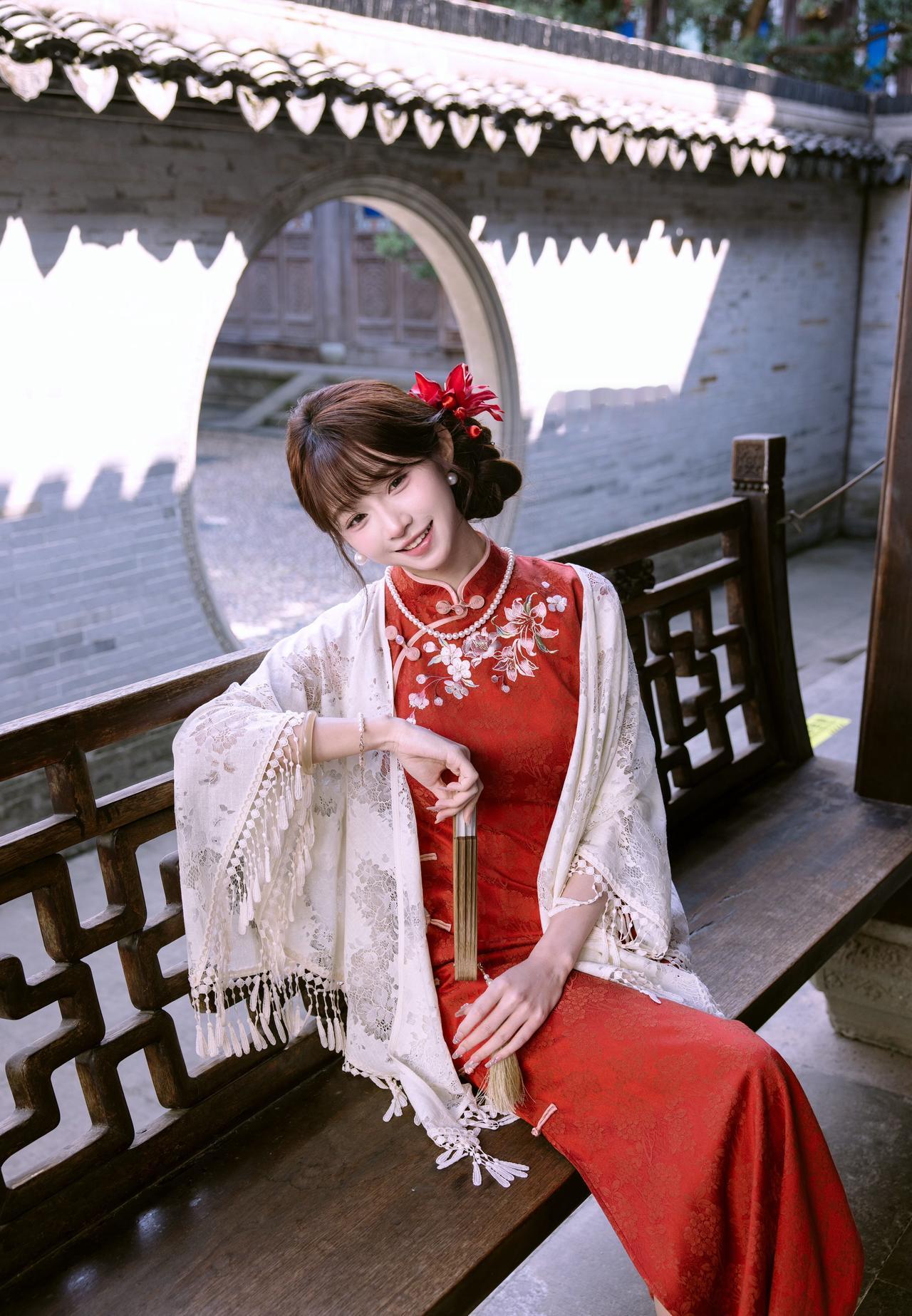 一袭红裙映江南，一步一诗意，一眸一温柔。庭院春光正好，花木向阳而生，旗袍裁不