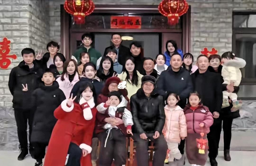 今年年夜饭，二姐群发消息：“以后各家轮流办，我家不伺候了”​我们家族过年向来在