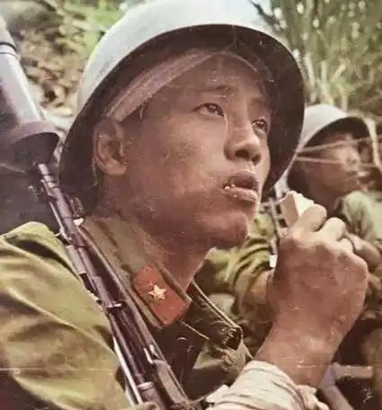 1987年，一战士正在吃压缩饼干充饥时，突然发现有敌军想要偷袭我方弹药库，甚至还