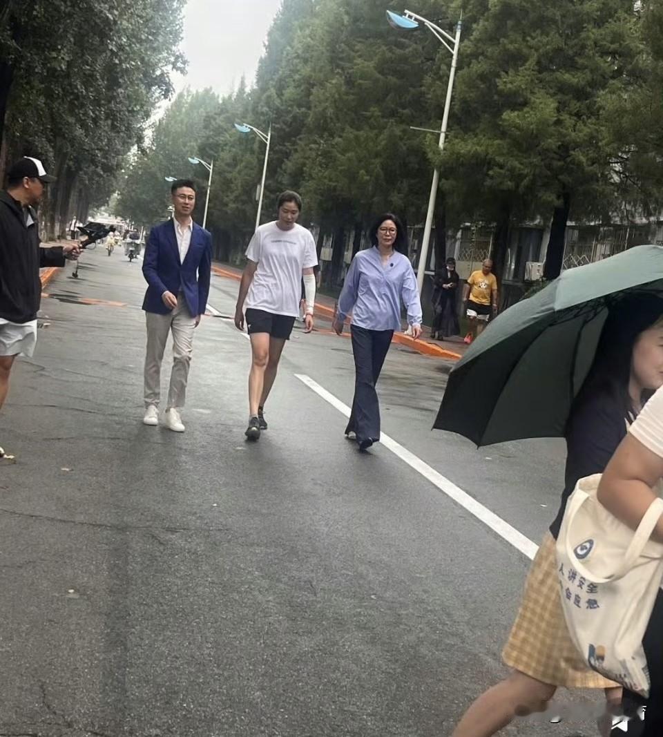 是新鲜出炉的郎平教练和朱婷！郎平和朱婷再次合体！今日，我们亲爱的郎平教练带着她最