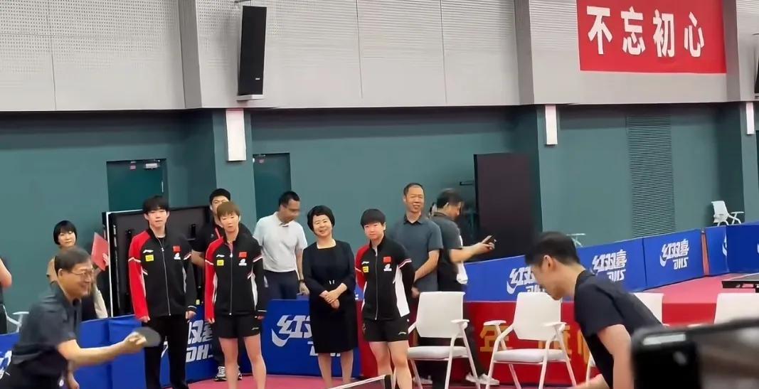 原来大力也打表演赛了。应该是第一个打的吧，旁边大头，豆包，曼玉几个小朋友都还站