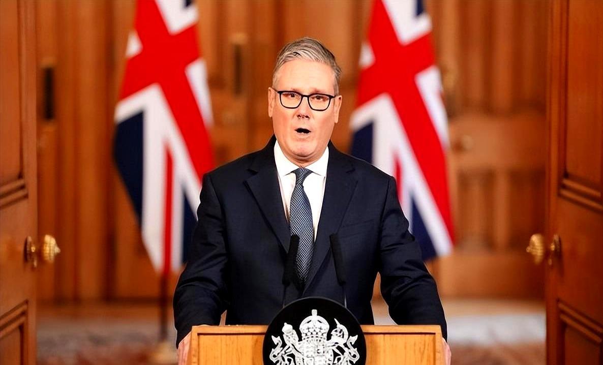 英美彻底不同调！斯塔默突然喊话降温，英国在怕什么？美国硬刚伊朗、普京特朗