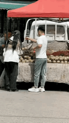 小哥哥应该很尴尬，恨不得找地洞钻下去。哈哈。