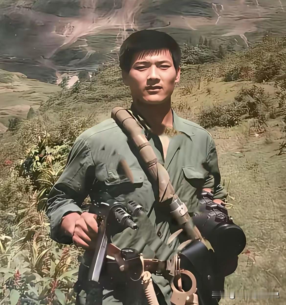 1985年，老山群山林海起伏，漫山草木在硝烟笼罩中默默伫立。这是一等功臣刘宗臣，