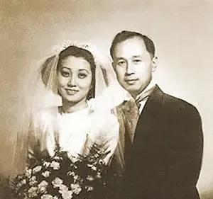 1947年，36岁的钱学森学成回国，单身的他遭父母催婚，干妹妹蒋英也来凑