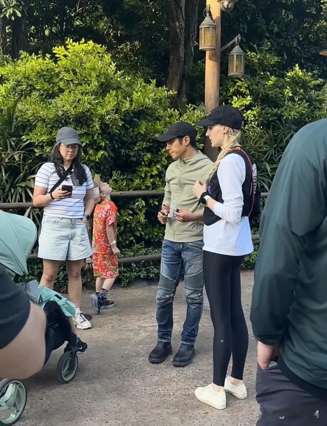 撒贝宁带着老婆孩子和岳家的亲戚，现身上海迪士尼游玩，小朋友一身东北元素的装束，好