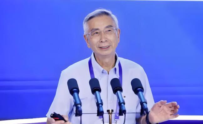 拒绝国外高薪，选择回国帮国家攻克计算机芯片的难题，谁料却被踢出局！现在年过八十的
