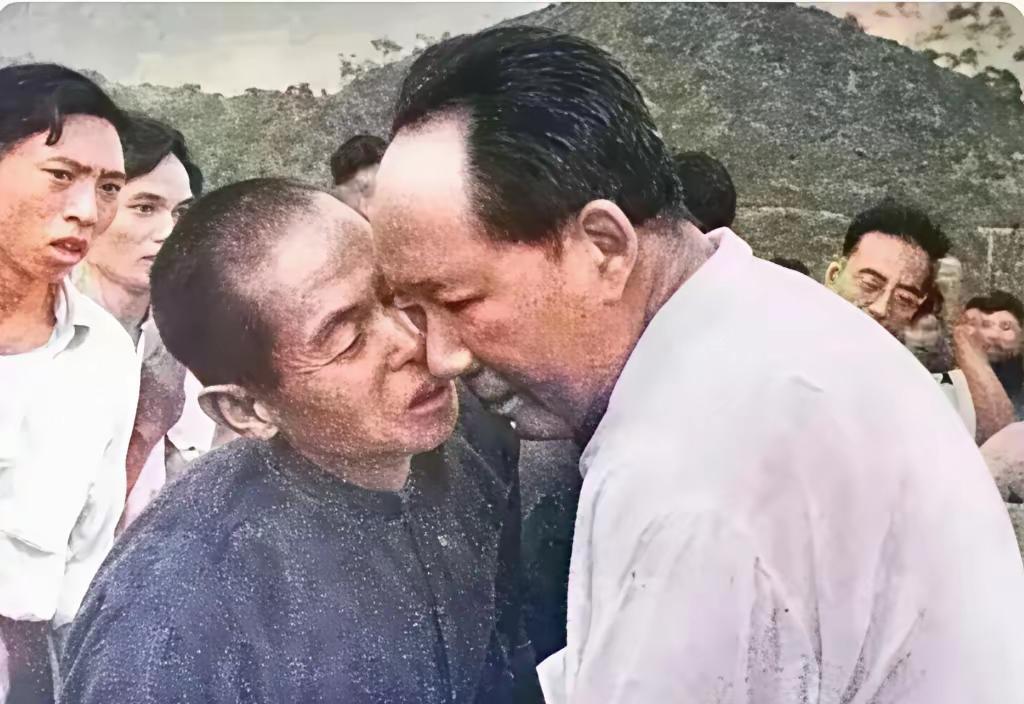 这可不是提前摆好的镜头，这是毛主席和百姓们心心相印的真实写照，都看看吧，伟人无论