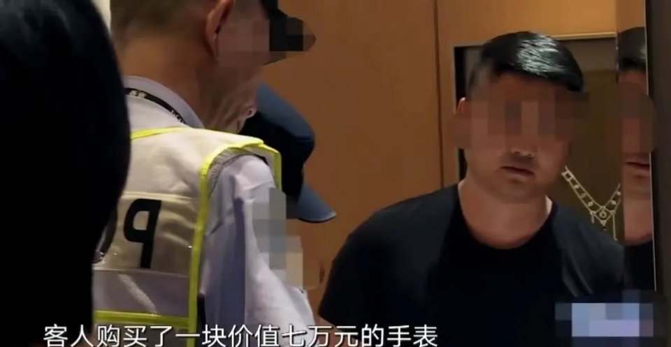 上海。一名男子花70000元买了一块名表，他很快就转了款，可店家却迟迟没收到钱，