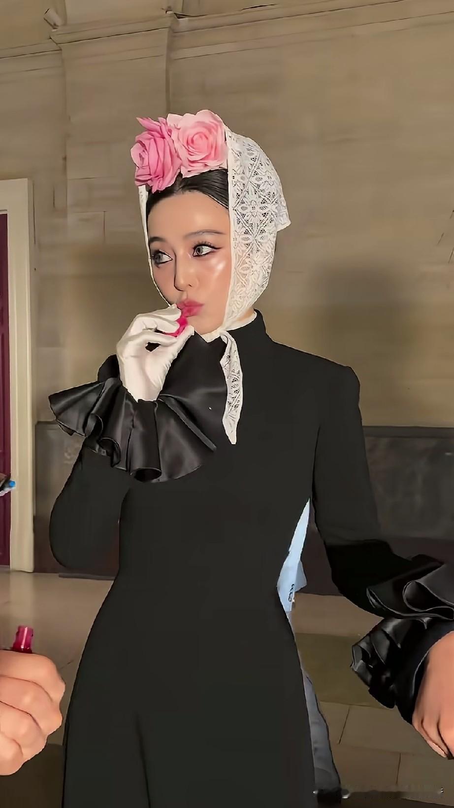 以前的红毯女神最近咋了？衣品怎么下降了这么多？年龄大了本该以简约大气为主，而她却