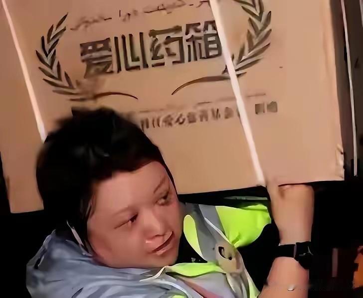 韩红的爱心基金会捐助物资种类中，数量多的是爱心药箱和救护车、巡诊车等。有人披露，