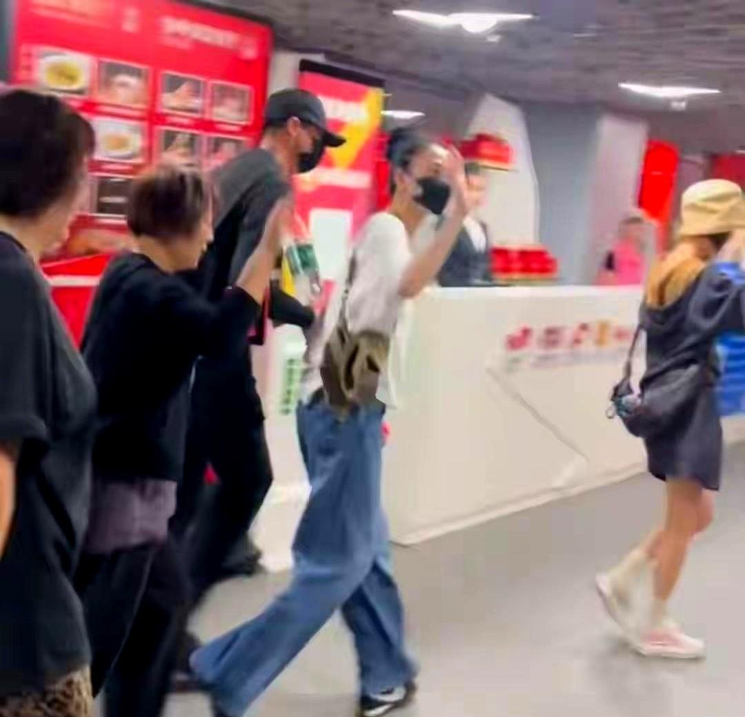 王菲无名指的戒指，藏不住了。谢霆锋鸟巢开唱，她素颜扎个丸子头，就坐在角落。身