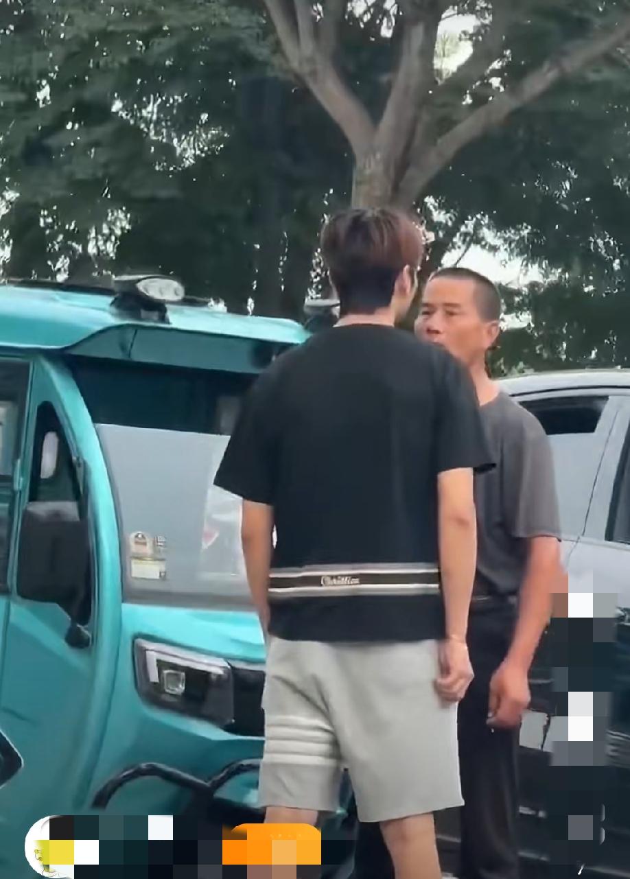 江苏南京，疑似大爷的电动三轮车和小伙的保时捷发生剐蹭，小伙认为大爷转弯刻意别车，