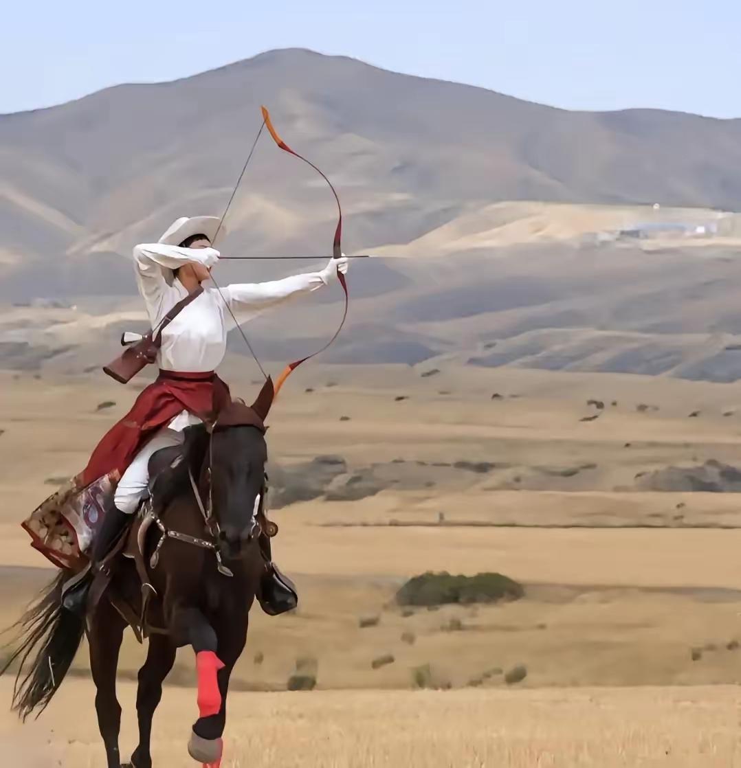 骑马对我们内地人来说是新鲜事，贺娇龙是安徽的，跑到新疆骑马带货，有一定吸引力。