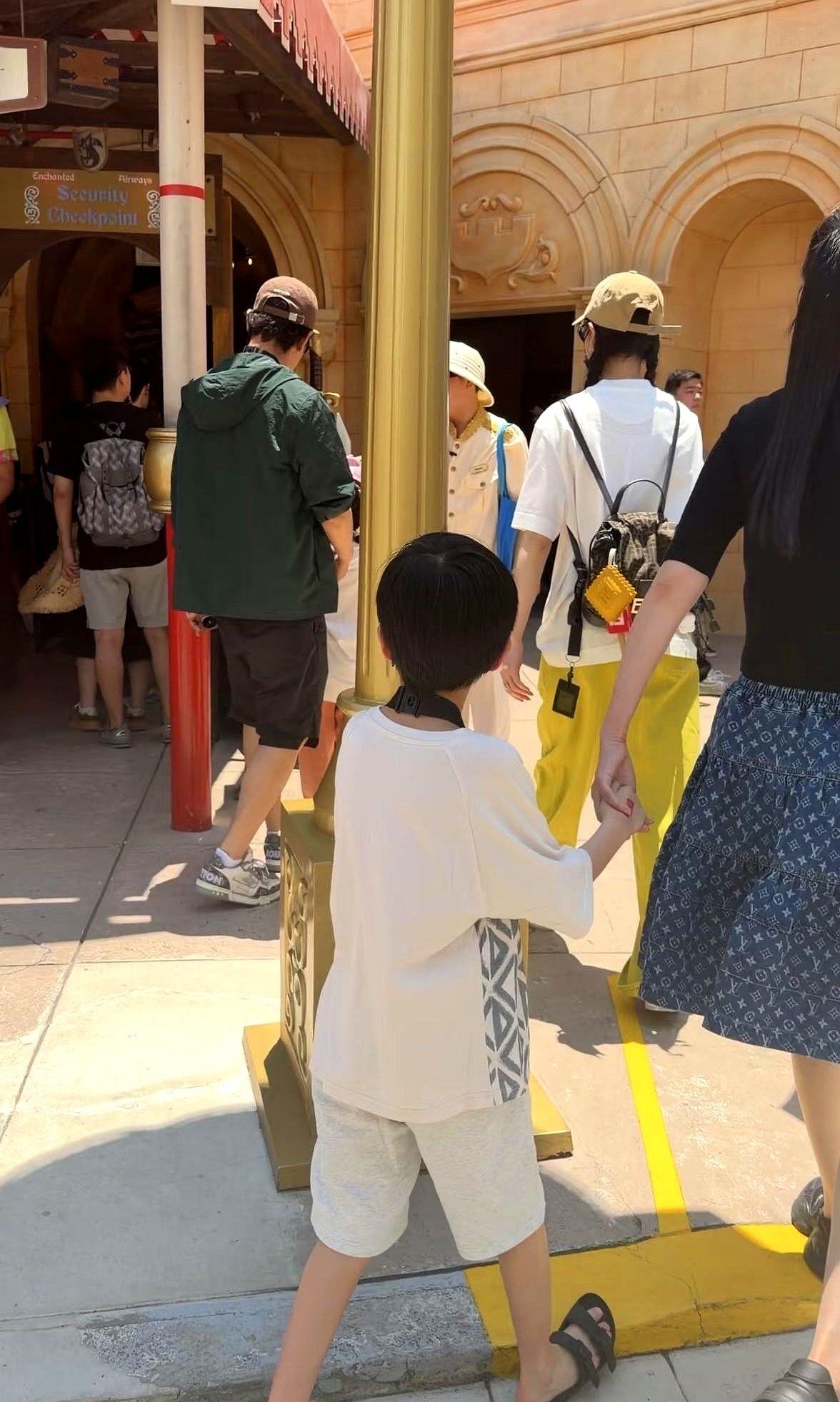 唐嫣罗晋婚变？假的！人家一家三口清明假期在新加坡环球影城被路人偶遇了！唐嫣素