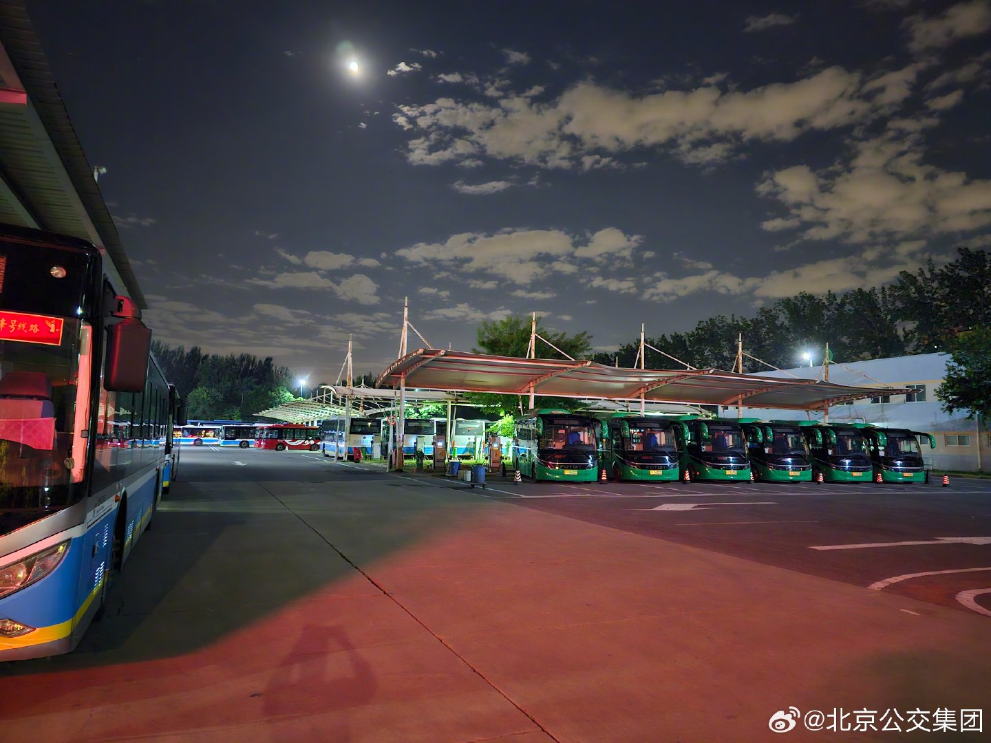 #晚班车#夜色漫上来，把今日的辛劳妥帖安放。（摄影:武晓彬）​