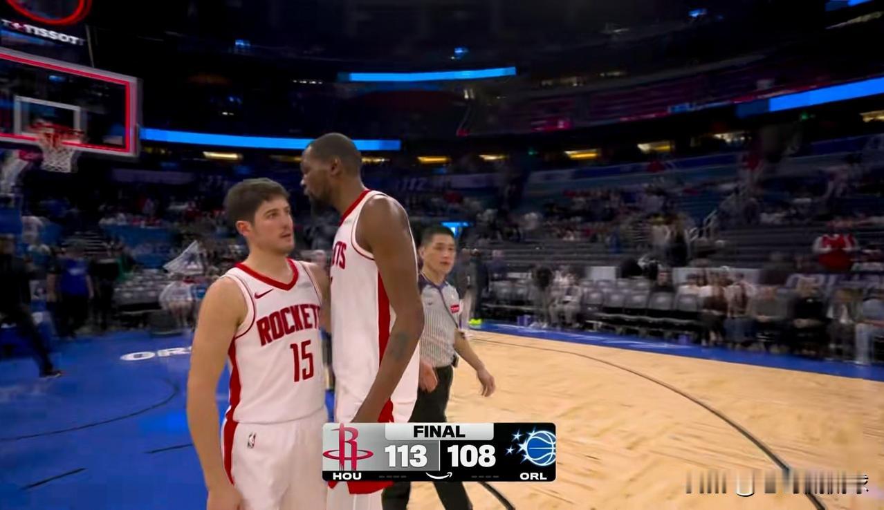 在今天火箭客场以113：108逆转击败魔术的赛后，发生了特别感人的一幕。当比赛的