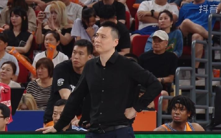 卢伟指导表情太尴尬了！！！在上海主场迎战北京北汽的比赛中发生极其疯狂一幕:北