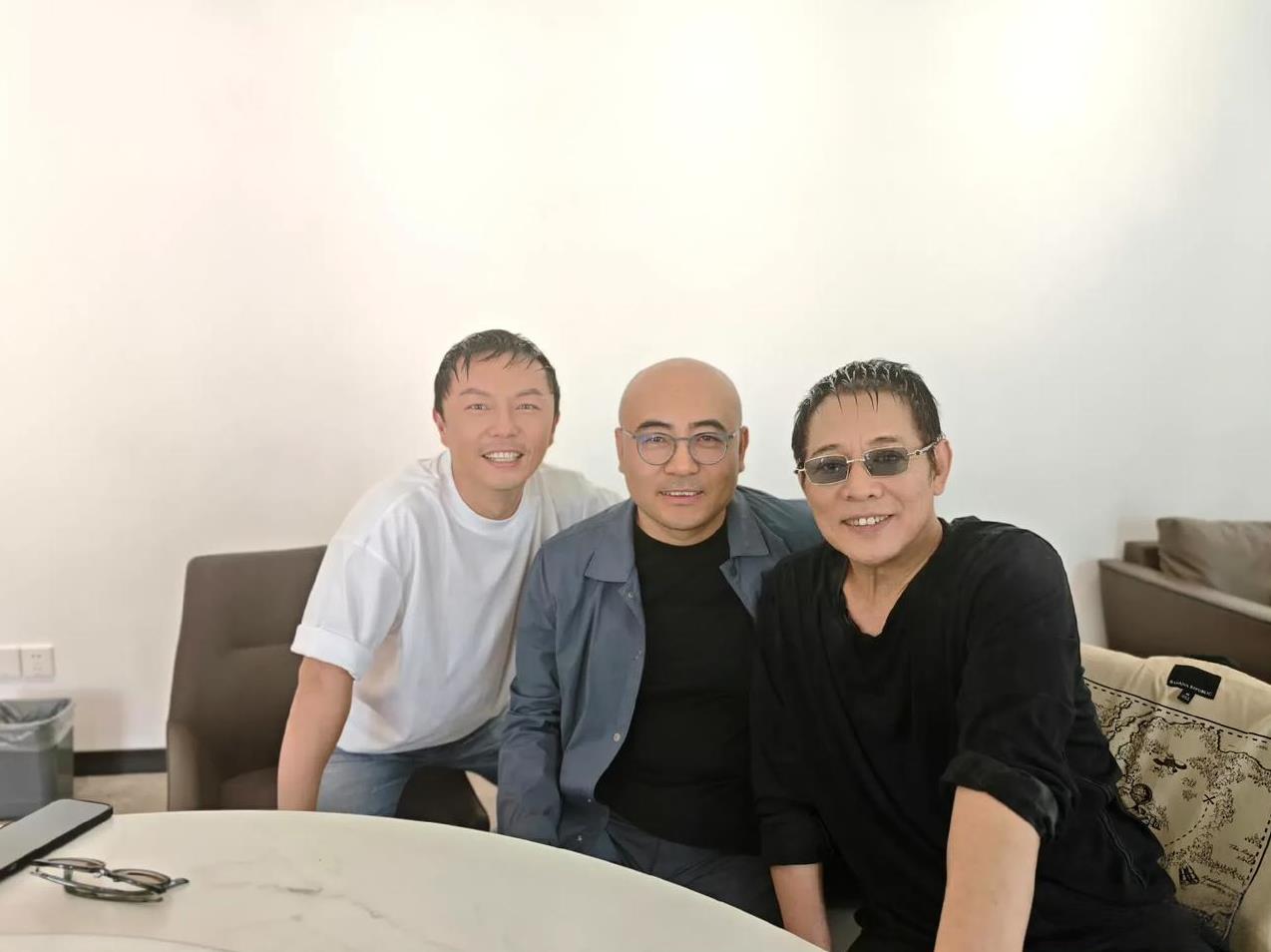 银幕父子再度见面，这么多年过去了，李连杰和谢苗感情还是这么好。想当年，9岁的谢