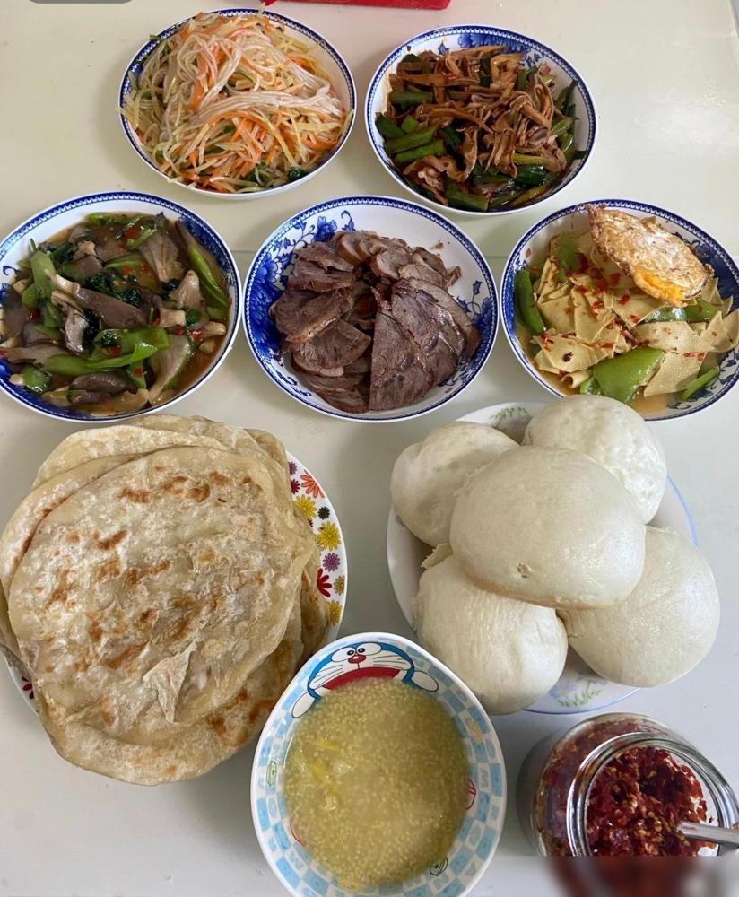 我想吃馒头，我老公想吃烙饼，可我公公给做的早饭什么都有！一想到这事，我就跟朋