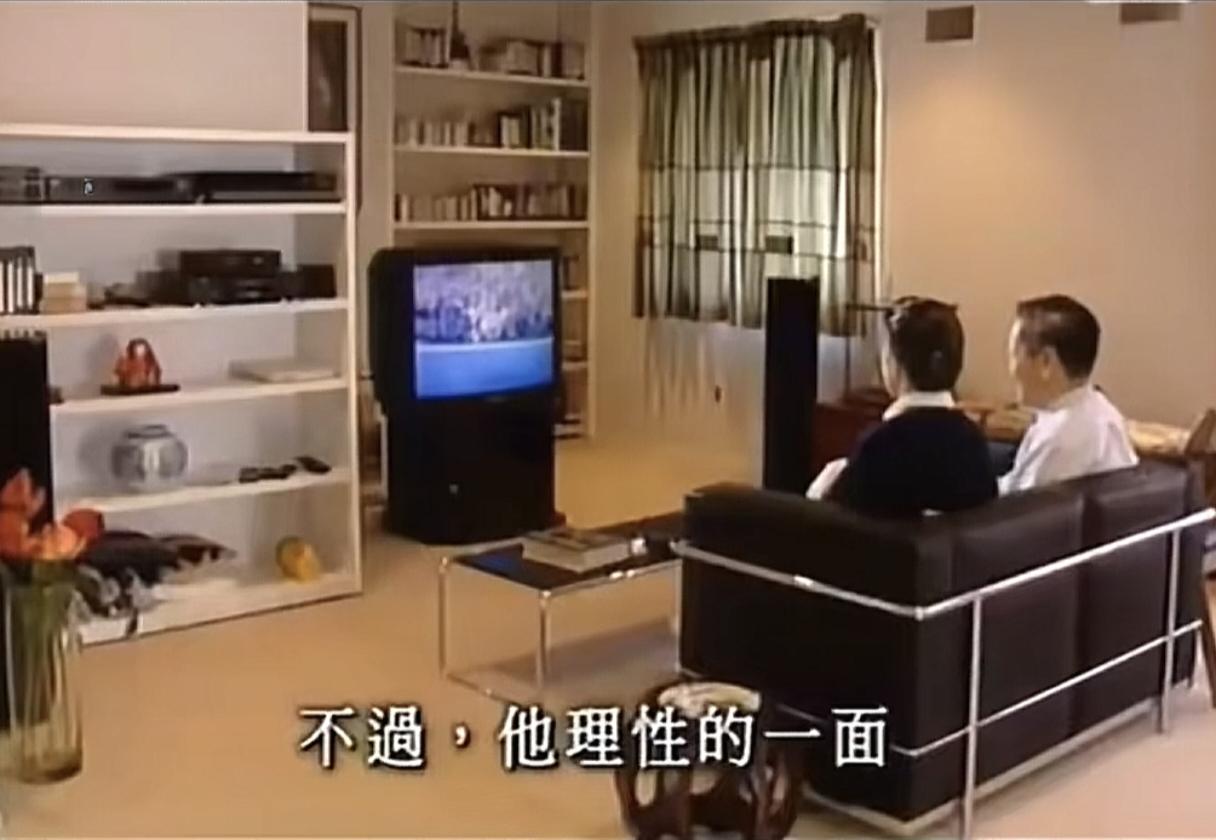 杨振宁是一个很有品味的人!家里的装修风格很前卫,包豪斯沙发,苹果发布会乔布斯坐的