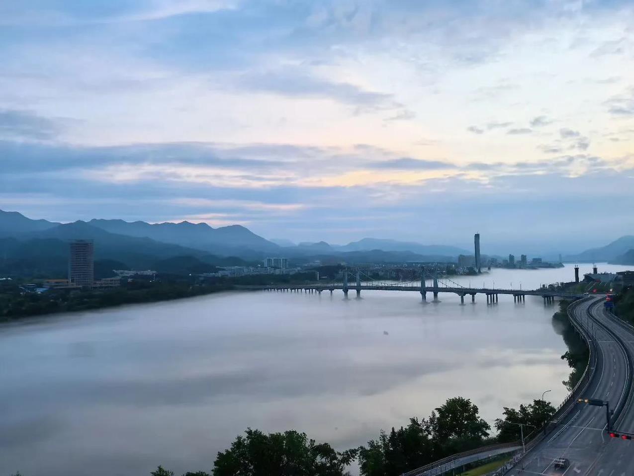 今天叫师傅来家中阳台装一窗铝合金门，通风透气，方便狗狗凉快。我问师傅生意怎么样