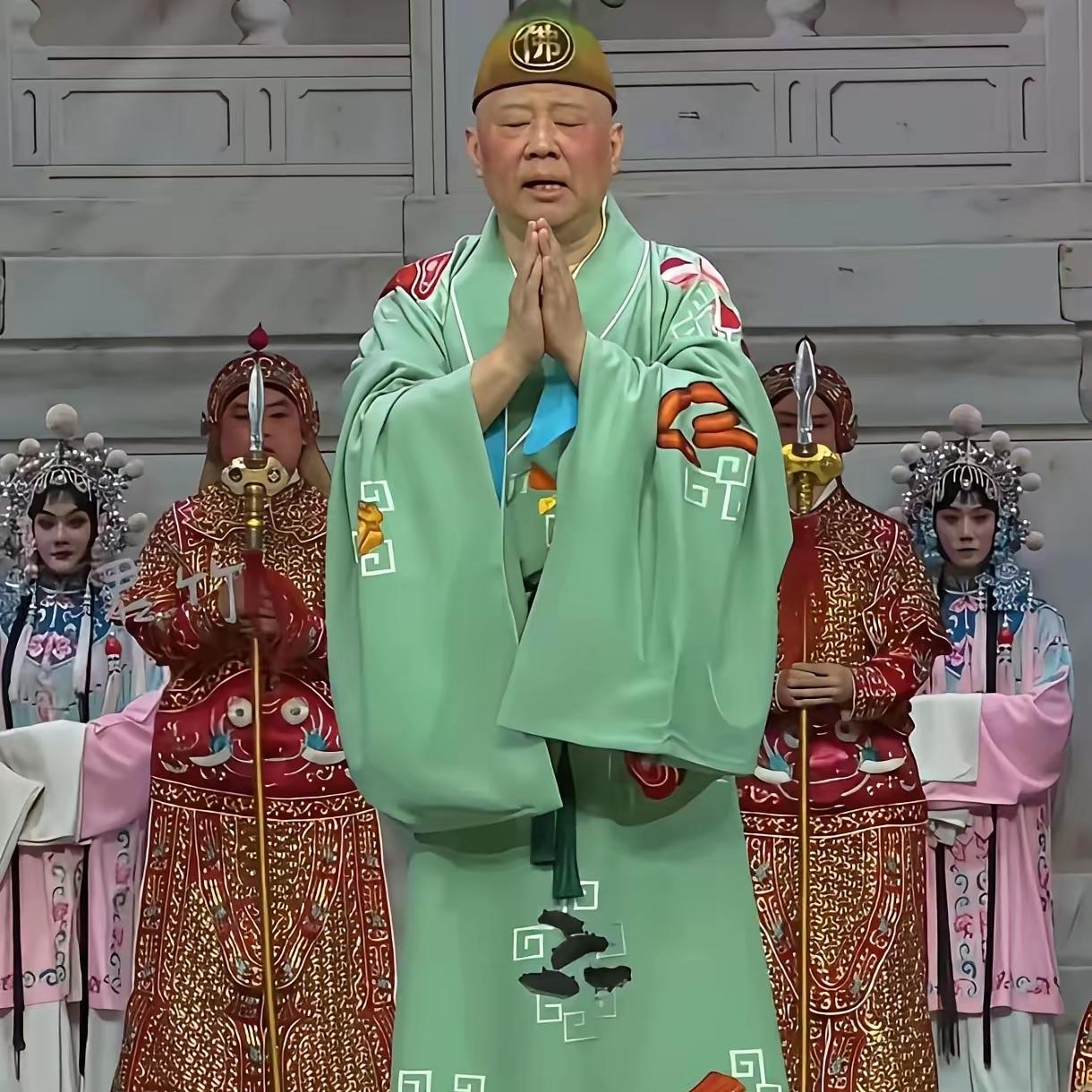 要是真有后悔药，想必这次风波里郭德纲也会想要吃上一粒。戏曲舞台讲究即兴发挥，