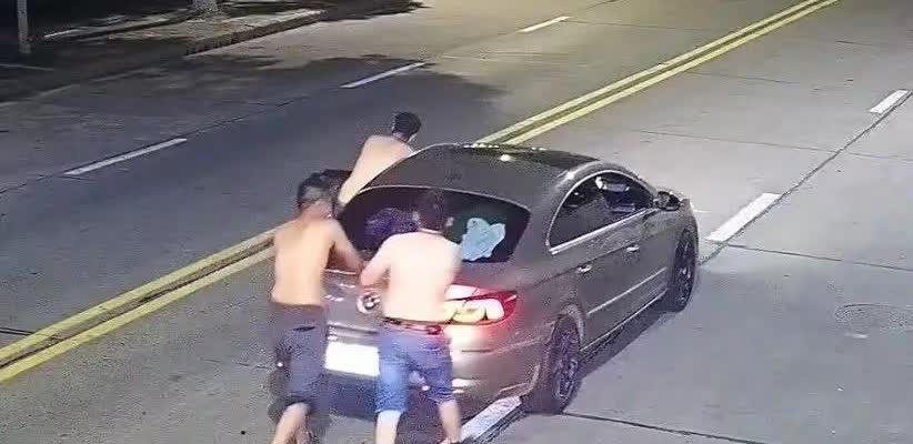 三男子酒后推着轿车前行，有人问这算不算酒驾。如果按酒后驾驶机动车罪来判定，这种行