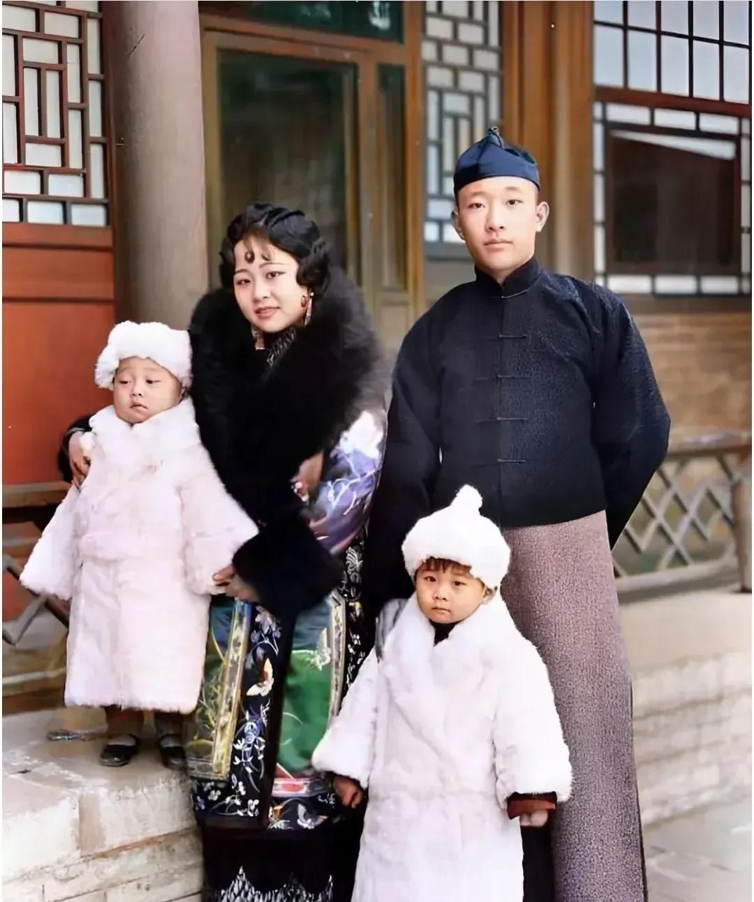 这是民国时期，一个富贵人家的合影照。照片中女人五官圆润，烫着时髦的卷发，身上的