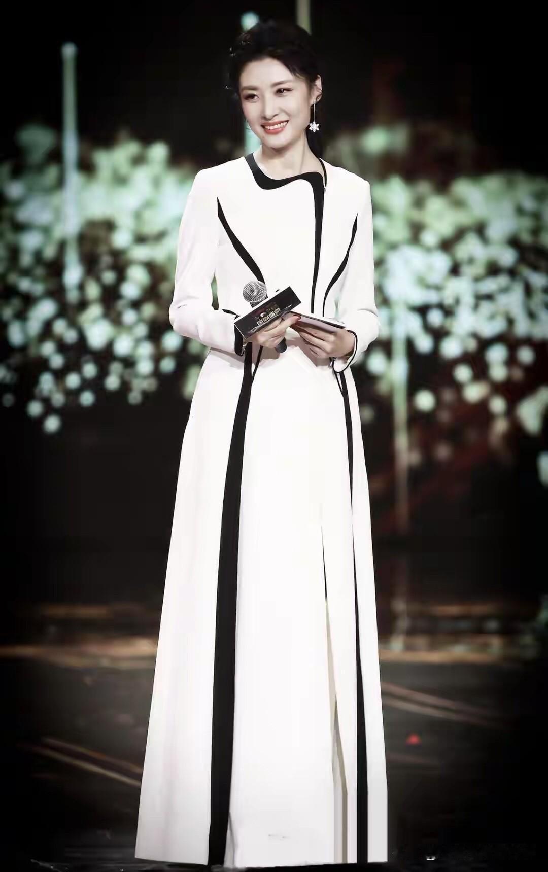 周涛这个妆造真的好美，是我看过她最好看的一个造型，端庄优雅大气，魅力十足，百看不